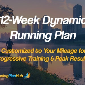 Może przedstawiać: Biegacz w niebieskiej koszulce i czarnych spodenkach biegnie ścieżką wzdłuż rzeki, na tle panoramy miasta. Tekst "12-Week Dynamic Running Plan" jest białymi literami na ciemnoniebieskim tle. Tekst "Customized to Your Mileage for Progressive Training & Peak Results" jest żółtymi literami na ciemnoniebieskim tle. Tekst "RunningPlanHub" jest białymi literami na niebieskim tle z żółtym logo biegnącej postaci.
