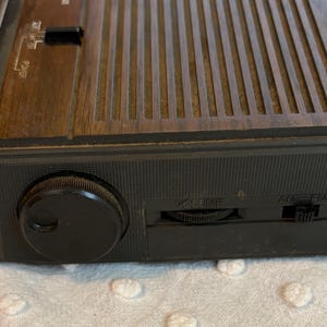 Radio reloj Emerson AM/FM vintage con acabado de imitación madera, estilo retro de los años 80. imagen 9