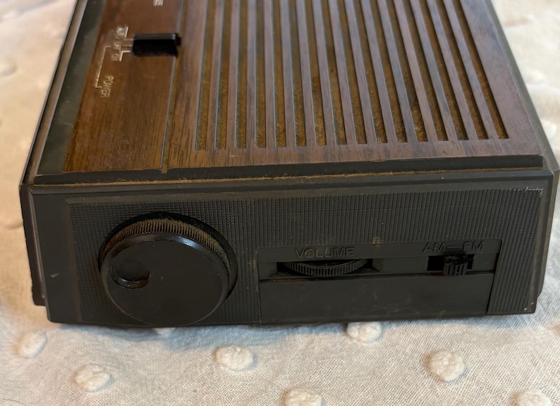 Radio reloj Emerson AM/FM vintage con acabado de imitación madera, estilo retro de los años 80. imagen 9