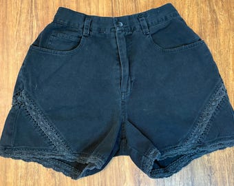 Vintage Y2K 90’s 5/6 Black High Waisted Jean Shorts Mom Shorts Crochet Trim