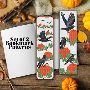 Puede incluir: Conjunto de dos patrones de punto de cruz para marcapáginas con cuervos negros, calabazas y hojas. Los patrones están sobre un fondo blanco.