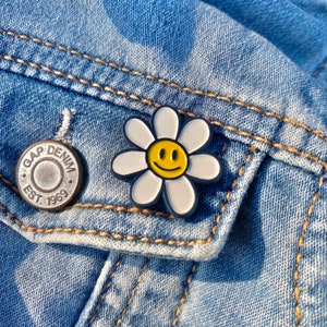 Daisy- soft enamel pin