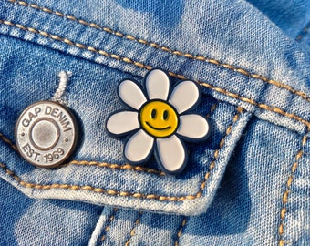 Daisy- soft enamel pin