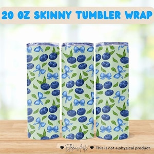 Puede incluir: Tres envolturas para vasos skinny de 20 onzas con un patrón de arándanos azules, hojas verdes y lazos azules sobre un fondo verde claro.