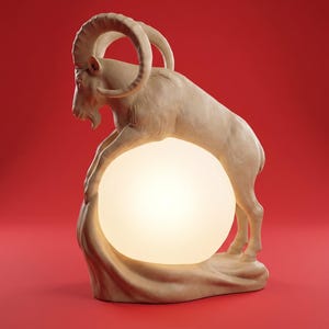 Puede incluir: Una escultura de color claro de un carnero con cuernos curvados que se encuentra sobre una gran luz blanca esférica y brillante. El carnero está representado en una pose dinámica, con sus patas delanteras descansando sobre la base.