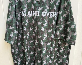 ZAXBYS Employee T-Shirt Adult Lg Green Chicken Camouflage “It Aint Over” V-Neck