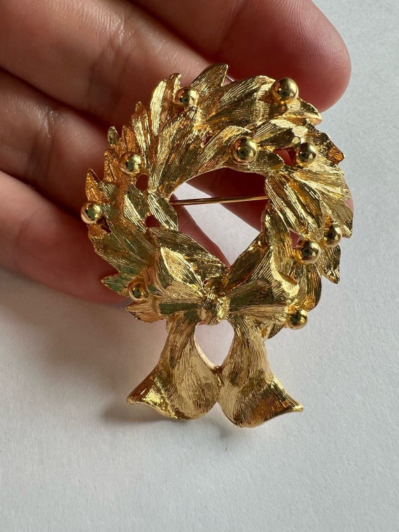 VTG Napier signed Christmas wreath brooch gold ton