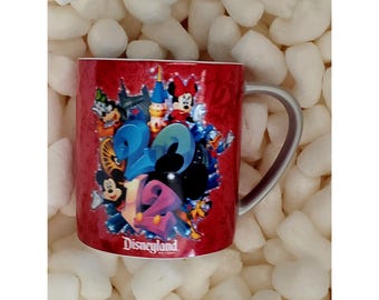 Disneyland Resort Ceramic Coffee Mug/Cup Mickey and the Disney Gang 2012 collection. Ship fast!