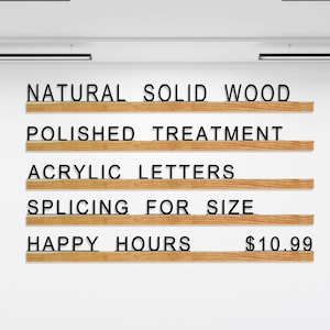 Puede incluir: Una pared blanca muestra cuatro estantes de madera con letras acrílicas negras. El estante superior dice "NATURAL SOLID WOOD". Otras frases incluyen "POLISHED TREATMENT", "ACRYLIC LETTERS" y "SPLICING FOR SIZE".