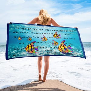 Può includere: Un telo mare rettangolare con una vivace scena sottomarina con pesci angelo colorati e il testo: THE FISH OF THE SEA WILL EXPLAIN TO YOU Who among all these does not know the hand of the Lord has done this In whose hand is the life of every living thing Job 12:8-10.