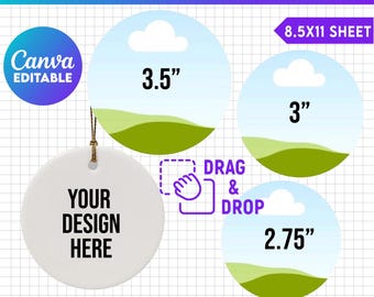 Pode incluir: Um modelo digital para criar ornamentos redondos de cerâmica. O modelo inclui três tamanhos diferentes: 8,9 cm, 7,6 cm e 7 cm. Cada ornamento apresenta um design simples de um céu azul com uma nuvem branca e uma colina verde gramada. O texto "ARRASAR E SOLTAR" está incluído para indicar onde adicionar o seu próprio design.