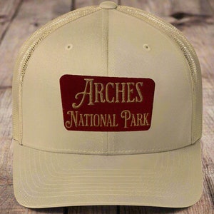 Casquette de camionneur brodée avec inscription du parc national Arches