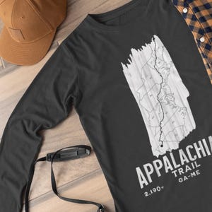 Camiseta unisex de manga larga con estampado del Sendero Escénico Nacional de los Apalaches (AT) en blanco.