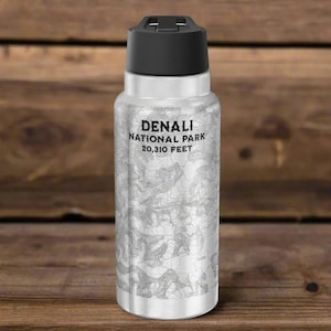 Botella de agua con aislamiento topográfico del Parque Nacional Denali, vaso de 32 oz, impresión del mapa topográfico real del USGS, artículos para beber inspirados en la naturaleza al aire libre