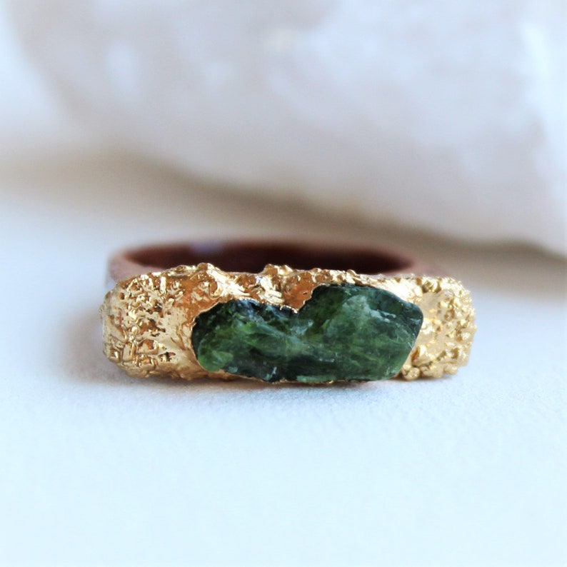 chrome diopside ring, textured gold, wooden ring, organic jewelry, raw gemstone, gift for her, green gemstone image 4