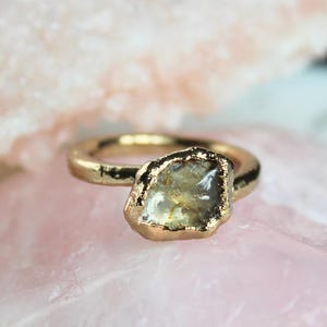 Anillo de piedra solar de Oregón en bruto: joyería orgánica bañada en oro de 18 k, talla 8, Ooak