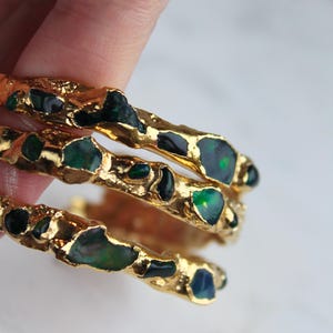 Armband med rå svart eldopal: Manschett med 18k guldbelagd ädelsten, ek