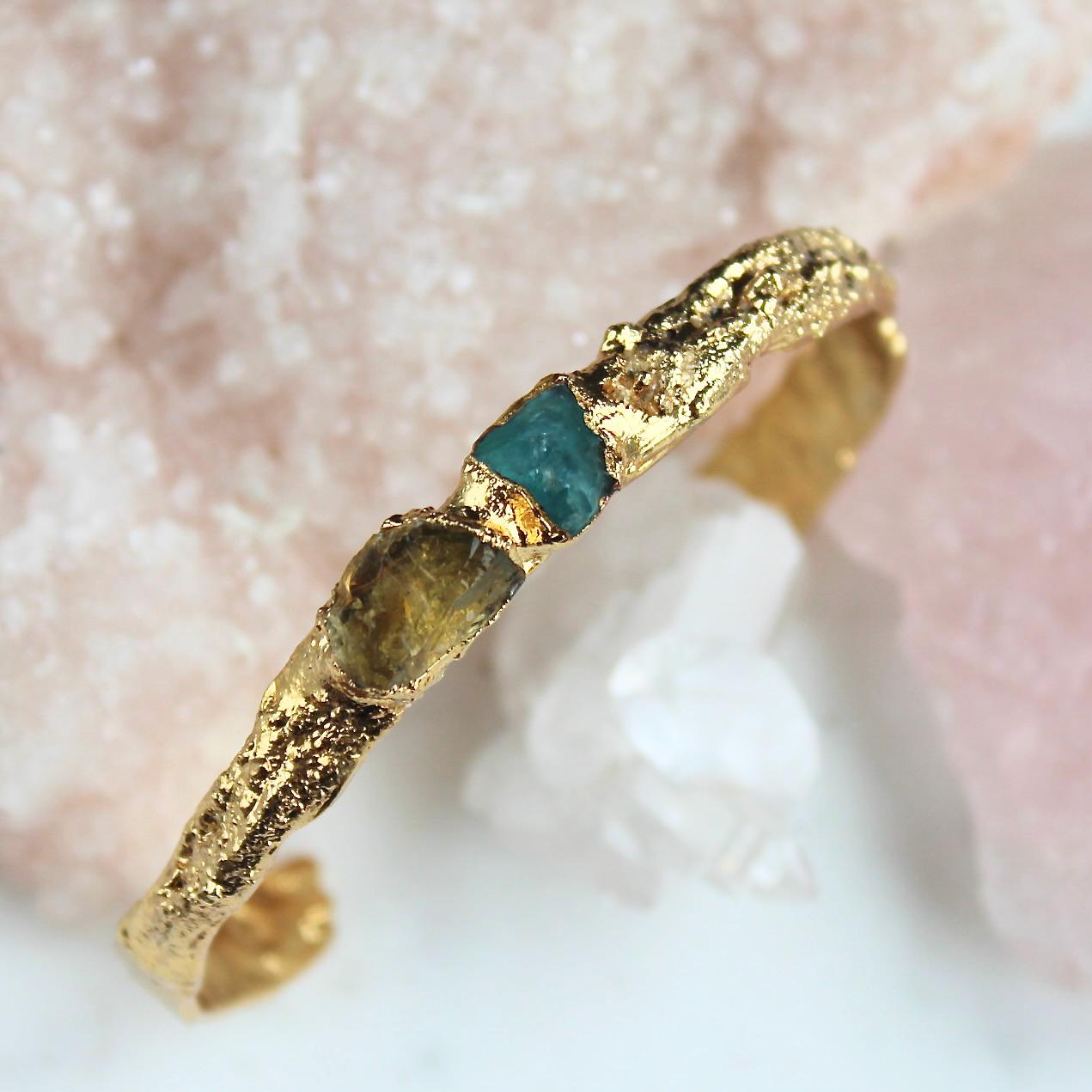 オレゴン産サンストーン＆アパタイトのカフブレスレット - 18Kゴールド