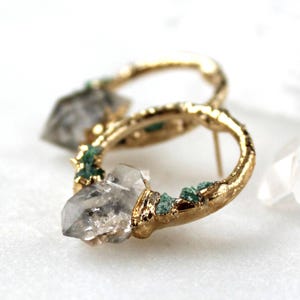 天然エメラルド＆ハーキマーダイヤモンドのポストピアス - 18金メッキのハンドメイド宝石ギフト（彼女への贈り物）