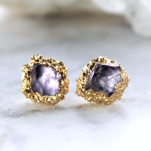 Pendientes de oro con piedras preciosas de cristal de amatista púrpura en bruto