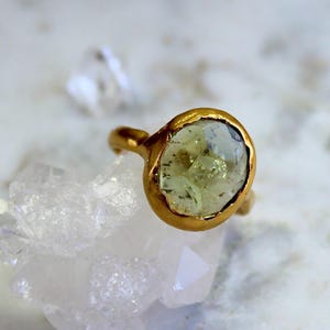anel de turmalina, parcialmente facetado, anel de prata reciclada, banhado a ouro, à prova d&#39;água, turmalina verde, anel boho, pedra do mês de outubro