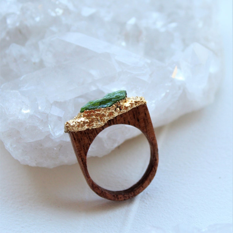 chrome diopside ring, textured gold, wooden ring, organic jewelry, raw gemstone, gift for her, green gemstone image 5