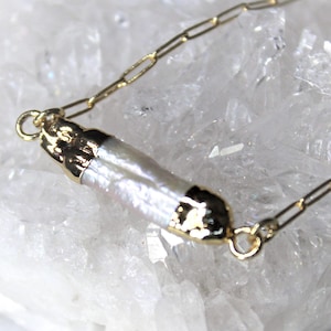 Colar de Pérolas de Água Doce: Pingente banhado a ouro 18k, Joia Orgânica, Peça Única