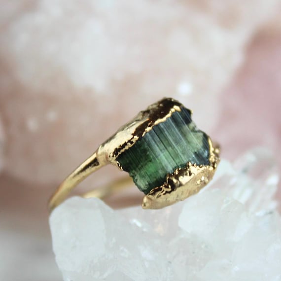 Bague en or avec cristal de tourmaline verte brute, taille 8