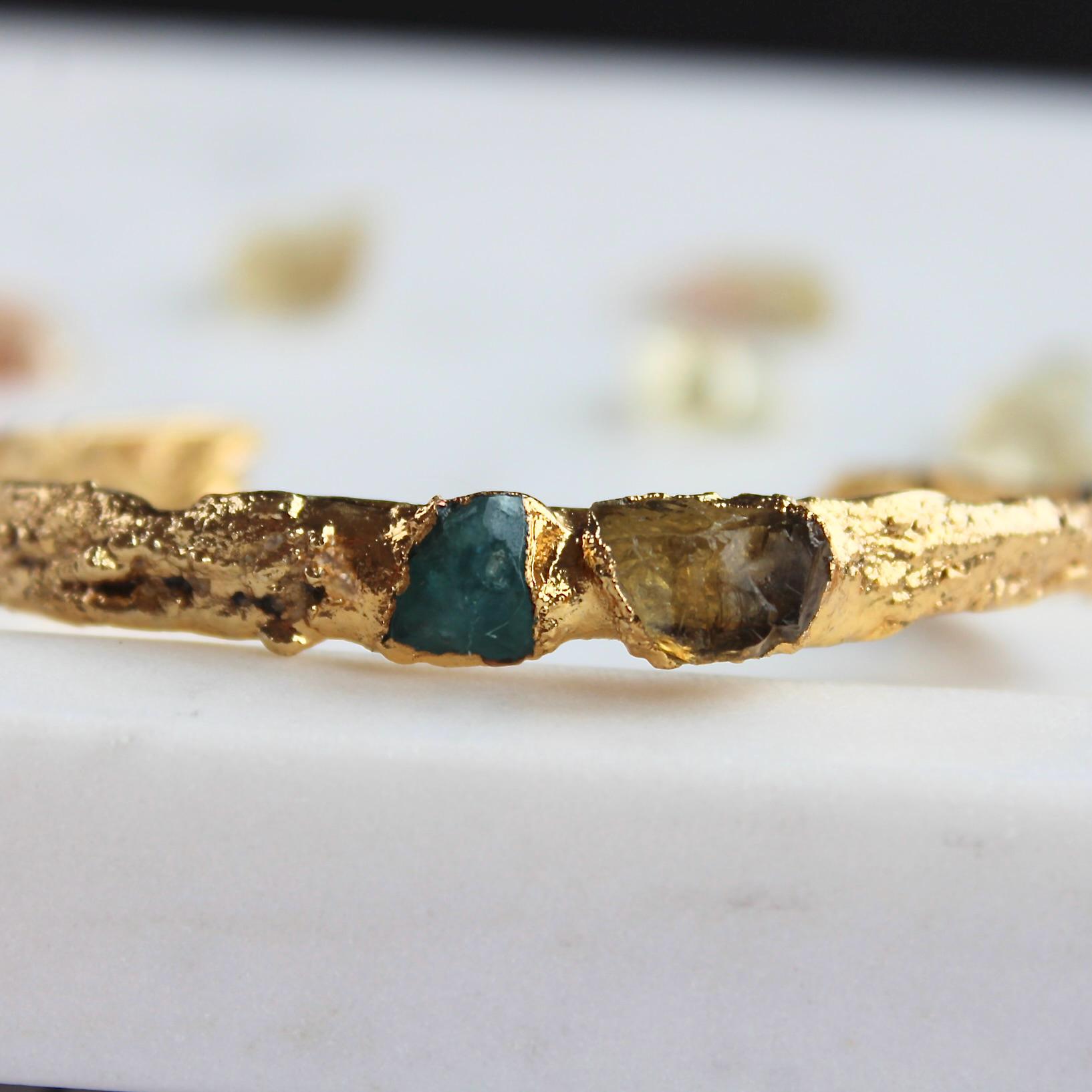 サンストーン/アパタイト オレゴン産サンストーン＆アパタイトのカフブレスレット - 18Kゴールド