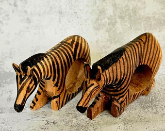アフリカの彫刻が施された木製ゼブラナプキンリング、ワムニュ、ケニア