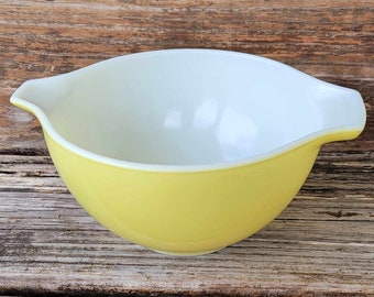 Vintage Pyrex Yellow 1.5 pt # 441 Bowl