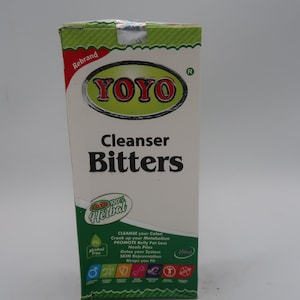 Puede incluir: Una caja blanca de YOYO Cleanser Bitters con detalles en verde y rojo. La caja presenta la marca "YOYO" en un óvalo verde y las palabras "Cleanser Bitters" en negrita negra. La caja también indica "100% Herbal".