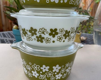 PYREX Spring Blossom Green Crazy Daisy Casserole dish set lid Milk glass Vintage 471 472 473 1970s