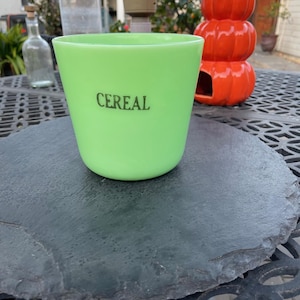 Pojemnik na płatki zbożowe McKee Jadeite UV z lat 30. XX wieku, szkło uranowe, okrągły, 5,5&quot; x 6,5&quot;