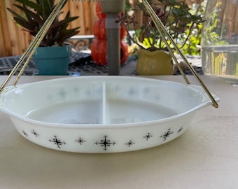 Pyrex Werbe-Snackserver „Compass“ 063 – 1 1/2qt. ovale geteilte Schale und abnehmbarer Messinggriff. ~1959-~1960