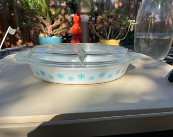 PYREX Turquoise on White Snowflake Duet Promotional 1 1/2 Qt Divided Dish casserole dish White Clear lid 1950s