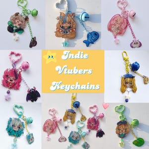 Puede incluir: Colección de llaveros Indie Vtuber con diseños de personajes de estilo anime coloridos. Cada llavero tiene un dije único, una campana y un cierre en forma de estrella o corazón. Los llaveros están hechos de acrílico y metal.