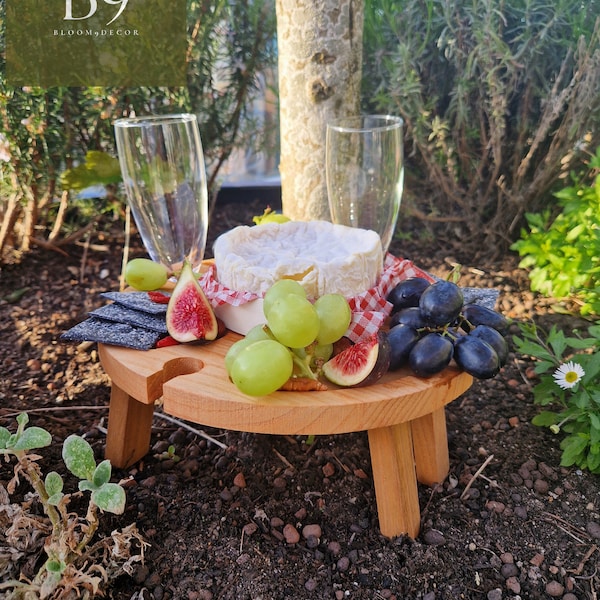 Rustikales handgefertigtes faltbares Käsebrett aus Holz mit Weinglashalter für Picknicks im Freien und Gartenparty // Perfektes Geschenk