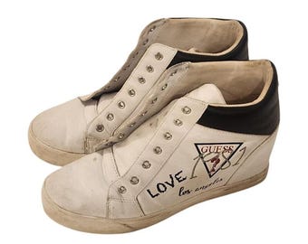 Zapatillas deportivas Guess Loven con cordones, talla 9 M para mujer, color blanco con logo Love en negro.