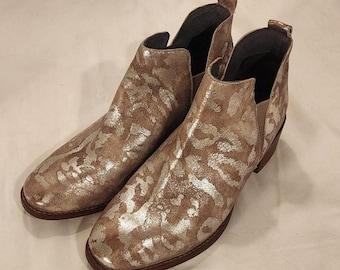 Seychelles Offstage Metallic Silver Gold Chelsea Ankle Booties Women's Size 8