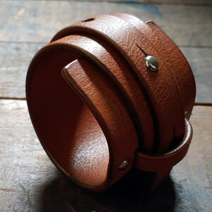 Brazalete de cuero con cuña envolvente; banda de 6 cm de ancho, brazalete de cuero para hombre y mujer, brazalete negro y marrón, botón de latón y níquel, AVEREY