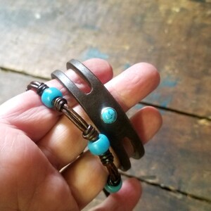 Puede incluir: Dos pulseras de cuero con cuentas turquesas. Una pulsera es de cuero marr&oacute;n con un acento de piedra turquesa. La otra pulsera es un cord&oacute;n de cuero marr&oacute;n con cuentas turquesas.