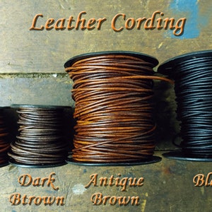 Puede incluir: Cuatro carretes de cord&oacute;n de cuero en diferentes colores: marr&oacute;n rojizo, marr&oacute;n oscuro, marr&oacute;n antiguo y negro. Los carretes est&aacute;n etiquetados con los nombres de los colores.