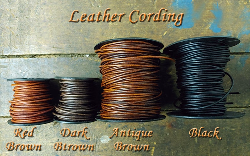 Puede incluir: Cuatro carretes de cord&oacute;n de cuero en diferentes colores: marr&oacute;n rojizo, marr&oacute;n oscuro, marr&oacute;n antiguo y negro. Los carretes est&aacute;n etiquetados con los nombres de los colores.