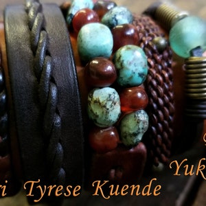Puede incluir: Un conjunto de seis pulseras de cuero con diferentes texturas y colores. Las pulseras incluyen una pulsera de cuero trenzada, una pulsera de cuero tejida, una pulsera de cuentas con piedras turquesa y cornalina, una pulsera de cuero tejida con un cierre de metal, una pulsera de cuero con un resorte de metal y una pulsera de cuero con una cuenta de vidrio. Las pulseras est&aacute;n etiquetadas con los nombres "Amari", "Tyrese", "Kuende", "Yuki" y "Powa".