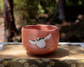 Ciotola da tè matcha Raku rossa realizzata da Gokokuzai, con un dipinto di uccello enaga |. Ceramica giapponese unica