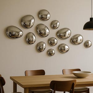 Moderne Wandkunst aus metallisch schimmernden Kieselsteinen – handgefertigte Skulpturen mit Spiegelglanz für modernes Wohndesign