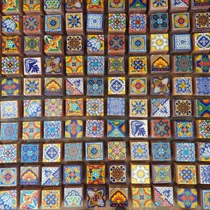 Zestaw 100 meksykańskich płytek Talavera – 4-calowe ręcznie robione płytki ceramiczne na ścianę, do kuchni, do rękodzieła i wystroju wnętrz (autentyczne, ręcznie malowane)