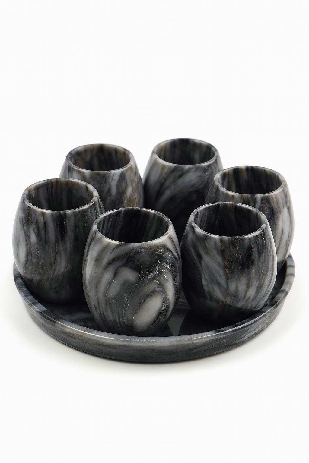 Paire de vases en marbre magnifiquement sculptés à la main