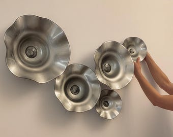 Set med handblåsta väggtallrikar i silverglas – Modern konstdekor upp till 55 cm, handgjord metallisk väggskulptur, lyxig heminredning